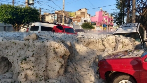 Guadalajara amanece con bloques de hielo tras intensa granizada